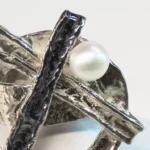 Anillo ajustable en plata texturizada y patinada con perla cultivada.