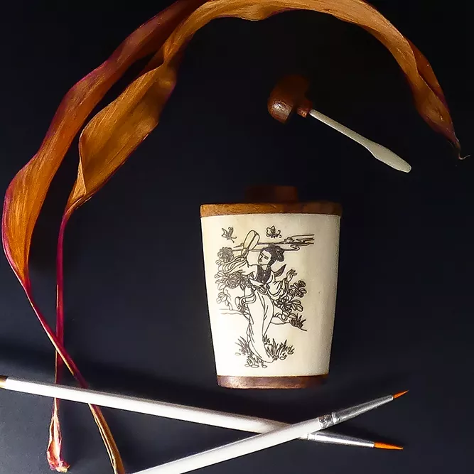 Botella de Hueso y Madera Mediana