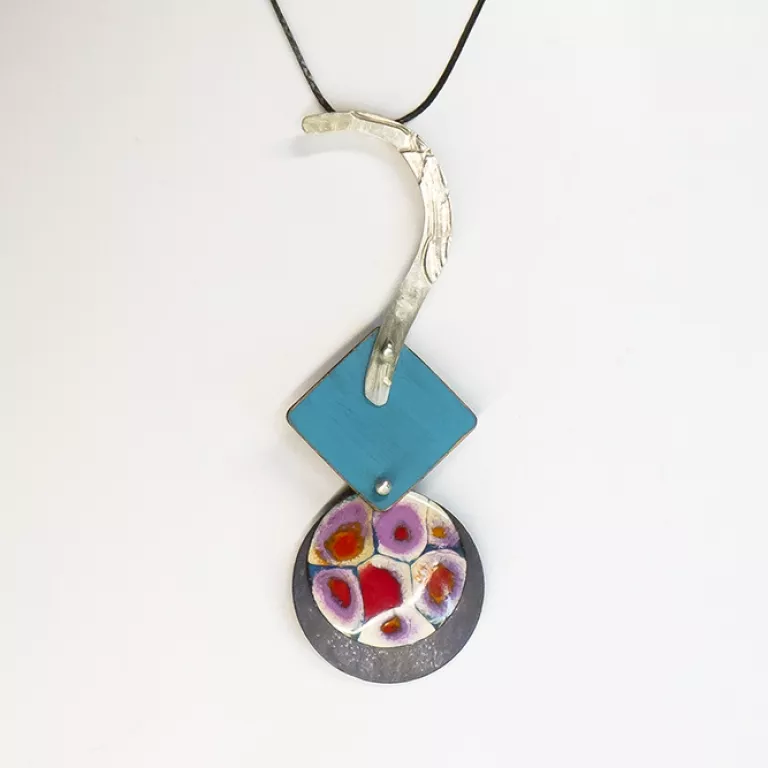 Colgante Articulado en plata de ley y esmalte al fuego sobre cobre