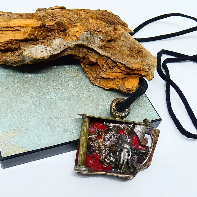 Colgante Único Bronce Fondo Rojo