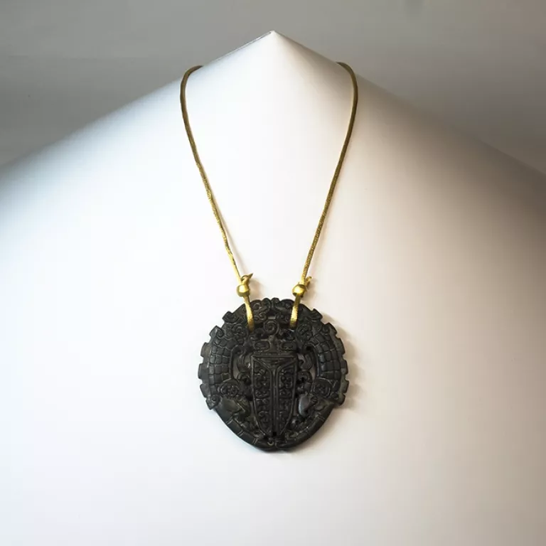 Colgante Jade Escarabajo Negro