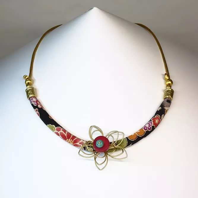 Collar Fondo Negro Cordón Oro