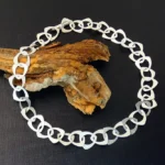 Collar Hecho a mano en Plata con acabado mate.