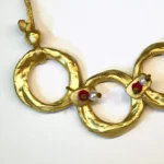 Detalle Collar artesanal 3 aros, ágatas y perlas.