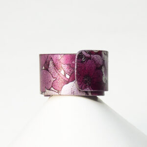 Anillo-aluminio-en espiral con flores granates.