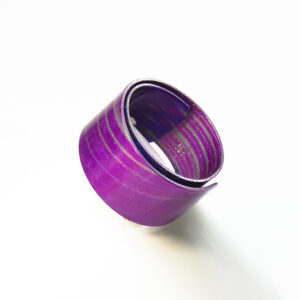 Anillo en aluminio espiral color magenta.