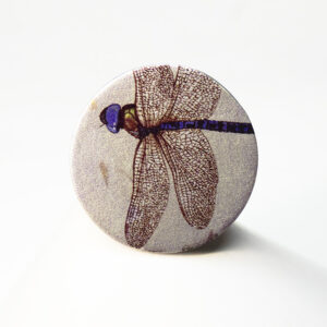 Anillo de aluminio gris redondo con dibujo de libélula.