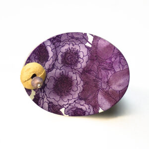 Anillo abierto en aluminio decorado con flores moradas.