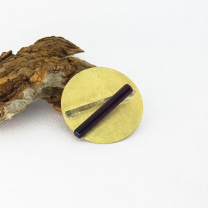 Broche Artesanal Redondo en chapa de latón con vidrio transparente y vino ópaco.