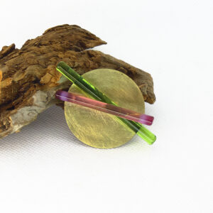 Broche Artesanal en chapa de latón con Vidrio Murano en color verde y rosas trasnparentes.