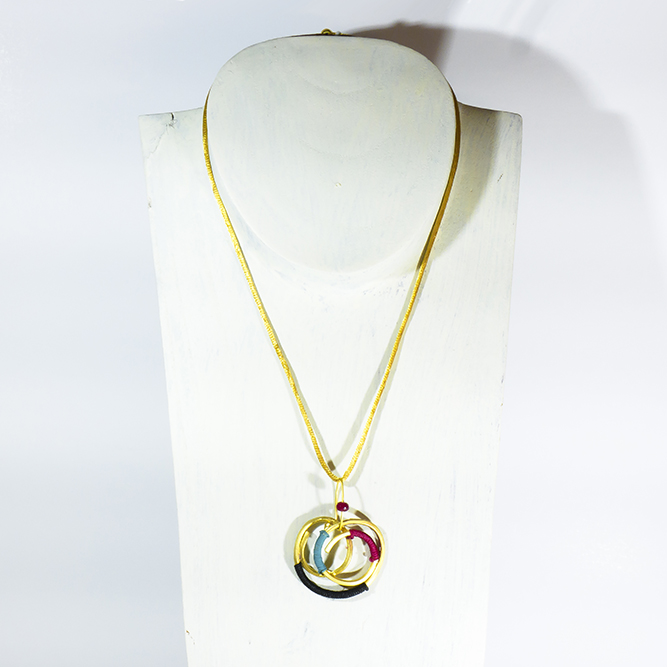 Colgante Nudo Seda Negra, Turquesa y Rojo