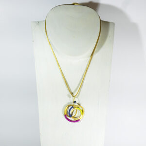 Colgante Artesanal-Nudo Oro Mate Seda Fucsia, Azul y Verde.