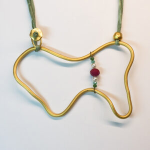 Colgante Artesanal con forma sinuosa en oro mate, piedras y seda verde.