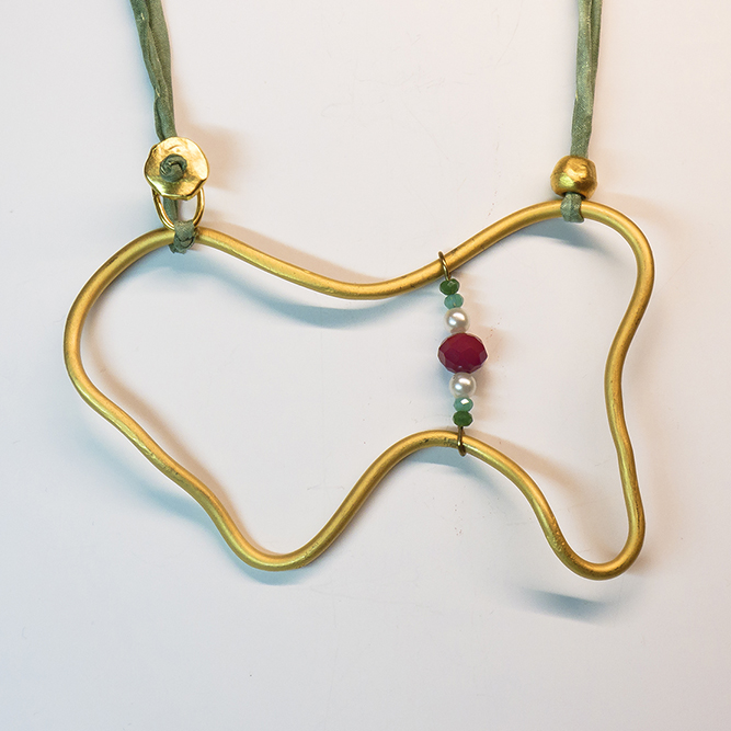 Colgante Sinuoso Seda Verde y Piedras