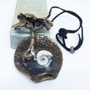 Espectacular Colgante/Escultura de árbol en bronce oxidado, miniatura de plata y amonite foilizado.