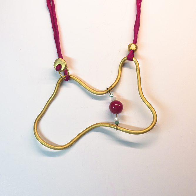 Colgante Sinuoso Seda Fucsia y Piedras