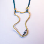 Colgante artesanal Sinuoso Seda Turquesa