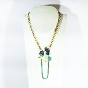 Collar Lagrimas resina Turquesa con esmalte de pájaro en azules y crema.