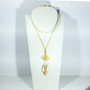 Collar modernista ajustable con lagrimas de jade en salmón y crema que se pueden regular tirando de ellas.