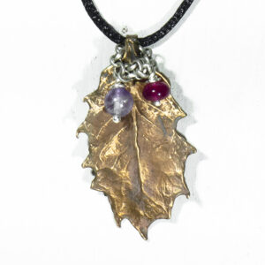 Colgante Bronce Hoja Acebo Cadena Plata Amatista y Granate