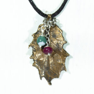 Colgante Bronce Artesanal-Hoja Acebo con Cadena y piedras