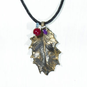 Colgante Bronce Artesanal Hoja Acebo y Piedras