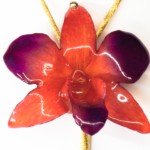 Orquídea Natural Cristalizada n forma de colgante ajustable con cordón de seda y lágrimas de jade rojo