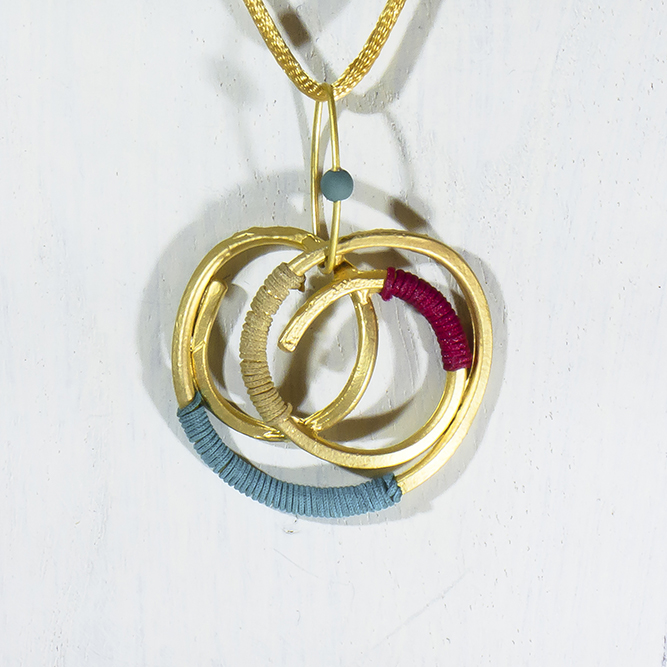 Colgante Artesanal Nudo en Oro Mate con hilos de seda