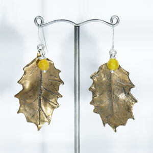Pendientes en bronce artesanal con hoja de acebo y ágatas amarillas