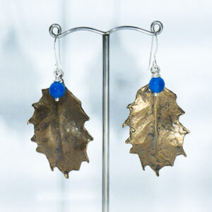 Pendientes en bronce artesanal en forma de hoja de acebo y bolas de ágata azul oscuro