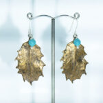 Pendientes en bronce artesanal con forma de hoja de acebo y ágatas en color aguamarina