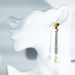 Pendientes artesanales con cadena de resina en forma de lágrimas con perla di fume y jade rojo.