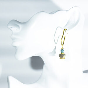 Pendientes arpón Dorado y bolas de ópalo africano y turquesas.