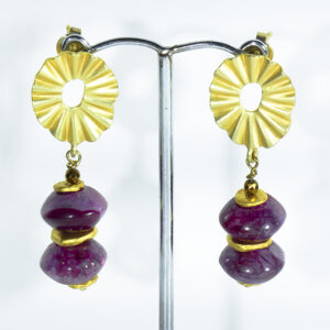 Pendientes Chapa Abanico con ágatas ovnis de color granate.