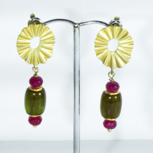 Pendientes artesanales con chapa dorada en forma de abanico abierto y ágatas bicolor y granates.