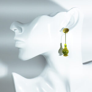 Pendientes artesanales hilo verde con bola de jade verde y amarillo limón y jades facetados verdes y amarillos.
