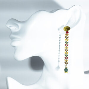 Pendientes artesanales con lagrimas de resina multicolor, ágata verde y jade rojo.