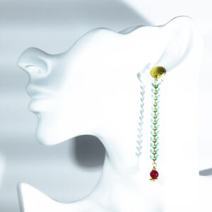 Pendientes artesnanles elaborados con lagrimas de resina turquesa y ágata roja tallada y perla japonesa enana.