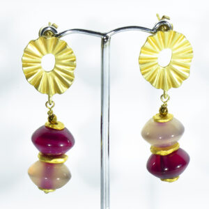 Pendientes artesanales dorados con ágatas granates y y blancas.