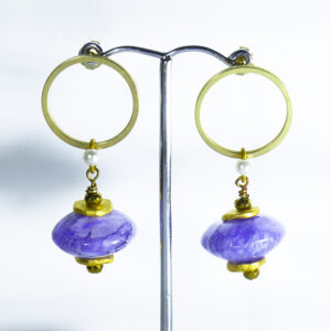 Pendientes artesanales aro dorado con ágatas ovni violetas y perlas.