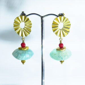 Pendientes Artesanales Chapa Abanico Dorada con Ágata Ovni Verde y Jade Rojo.