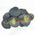 Pulsera Modernistas con lagrimas de resina en rojo y azul petróleo.