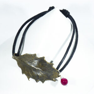 Pulsera Ajustable en bronce artesanal con forma de hoja de acebo y ágata roja