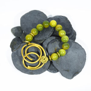 Pulsera artesanal con nudo en oro mate y jades verde y amarillo limón.