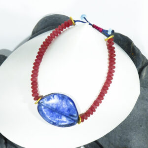 Pulsera ajustable con cuarzo azul y jades rojos