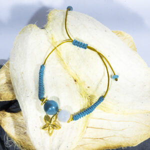 Pulsera ajustable con estrella dorada y ágatas azules y blancas.