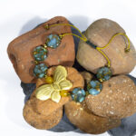 Pulsera Mariposa Dorada Ágatas Redondas Verdes Planas