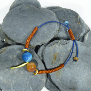 Pulsera Pez dorado y ágatas azules y caramelo.