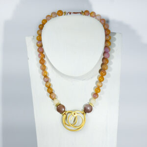 Collar artesanal con nudo en oro mate. jades, y ágatas tallados.