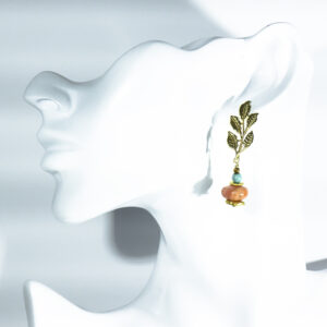 Pendientes hoja Dorada con bolas de ópalo africano, turquesas y hematites tallados.